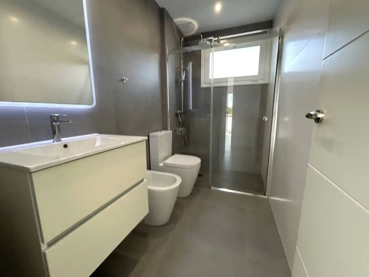 Badezimmer von Wohnungen zum Verkauf in Castell d'Aro, Platja d'Aro i s'Agaró mit Balkon und Alarm