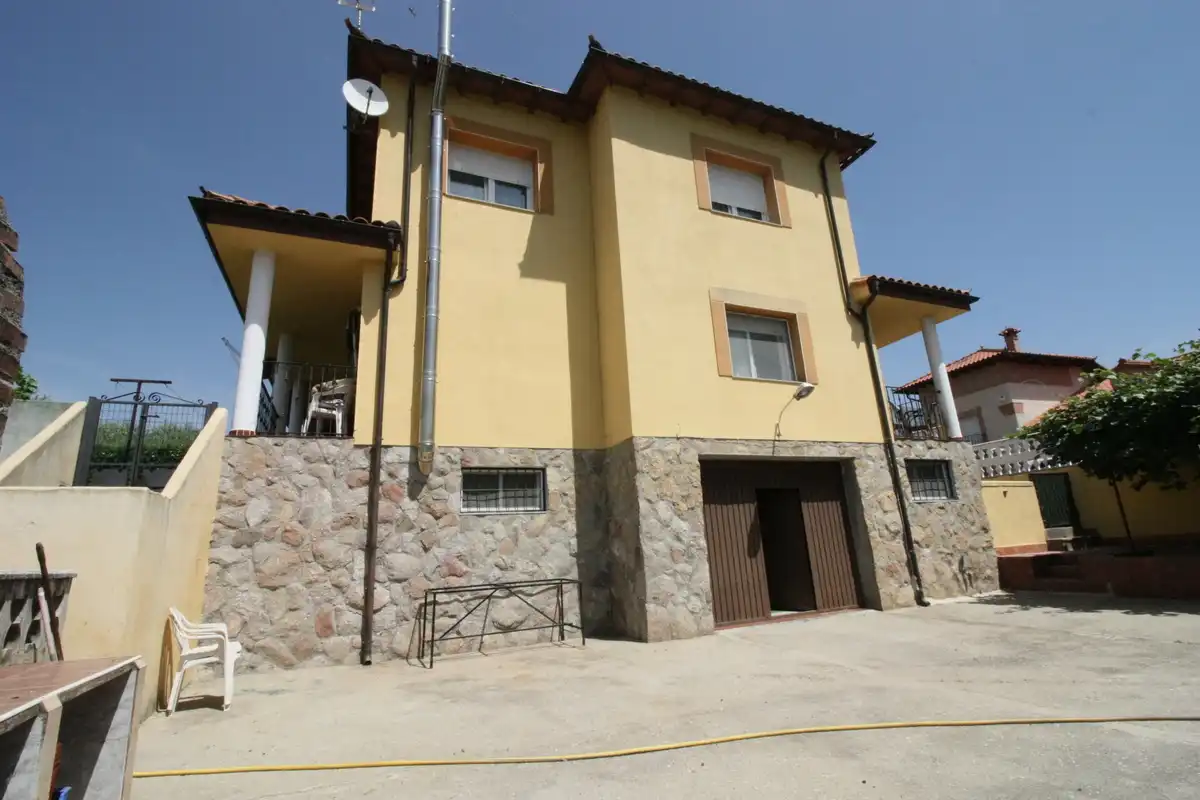 Vista exterior de Casa o chalet en venta en Mombeltrán con Calefacción, Jardín privado y Terraza