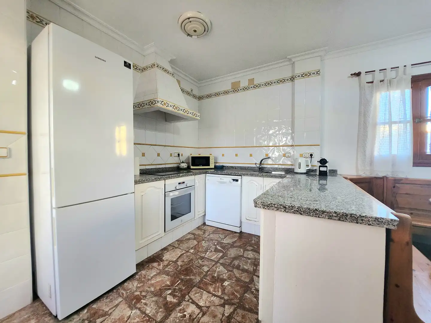 Cocina de Casa o chalet en venta en Alcalá de Guadaira con Aire acondicionado, Calefacción y Jardín privado