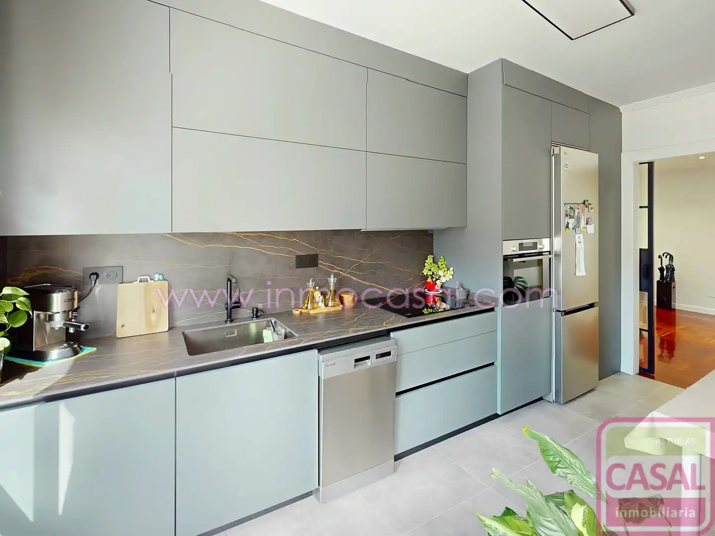 Cocina de Piso en venta en Oviedo  con Calefacción, Terraza y Trastero