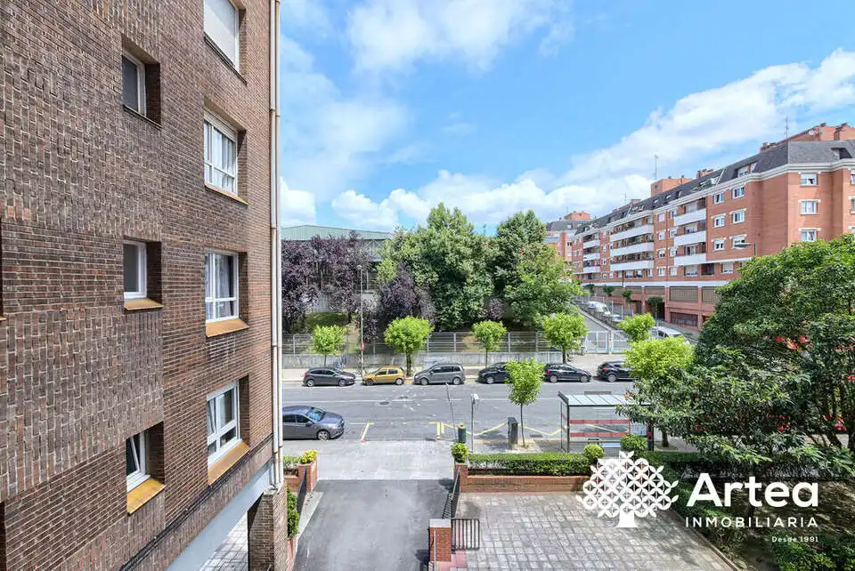 Vista exterior de Pis en venda en Bilbao  amb Calefacció, Jardí privat i Traster