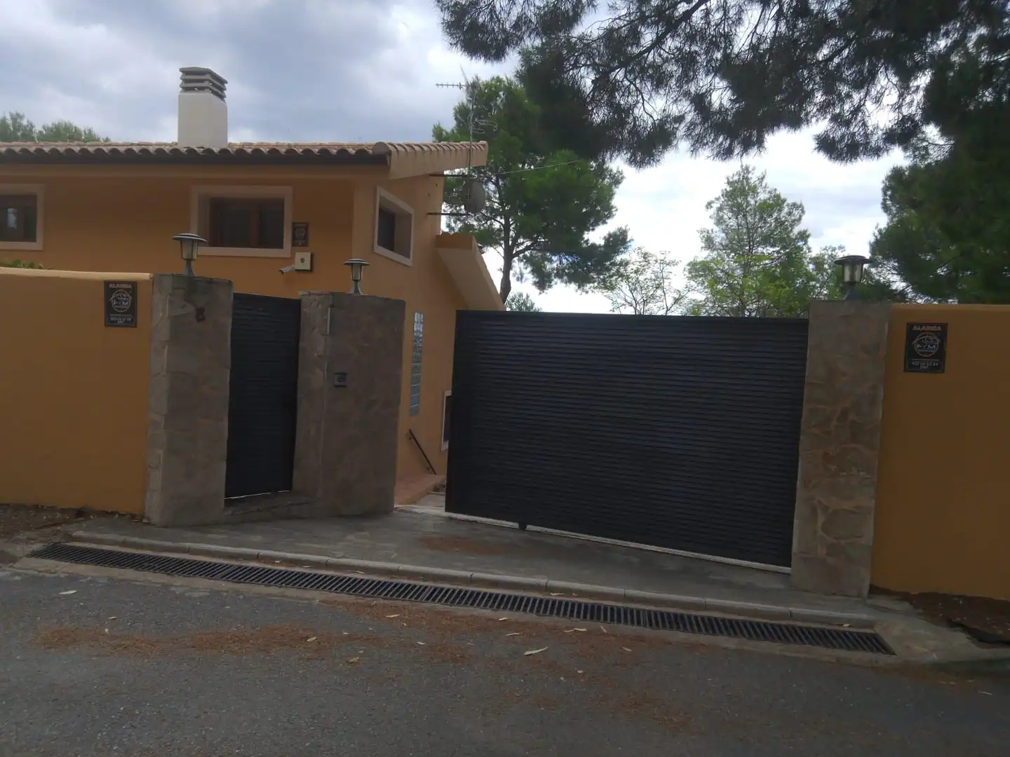 Vista exterior de Casa o xalet en venda en Tibi amb Aire condicionat, Jardí privat i Parquet