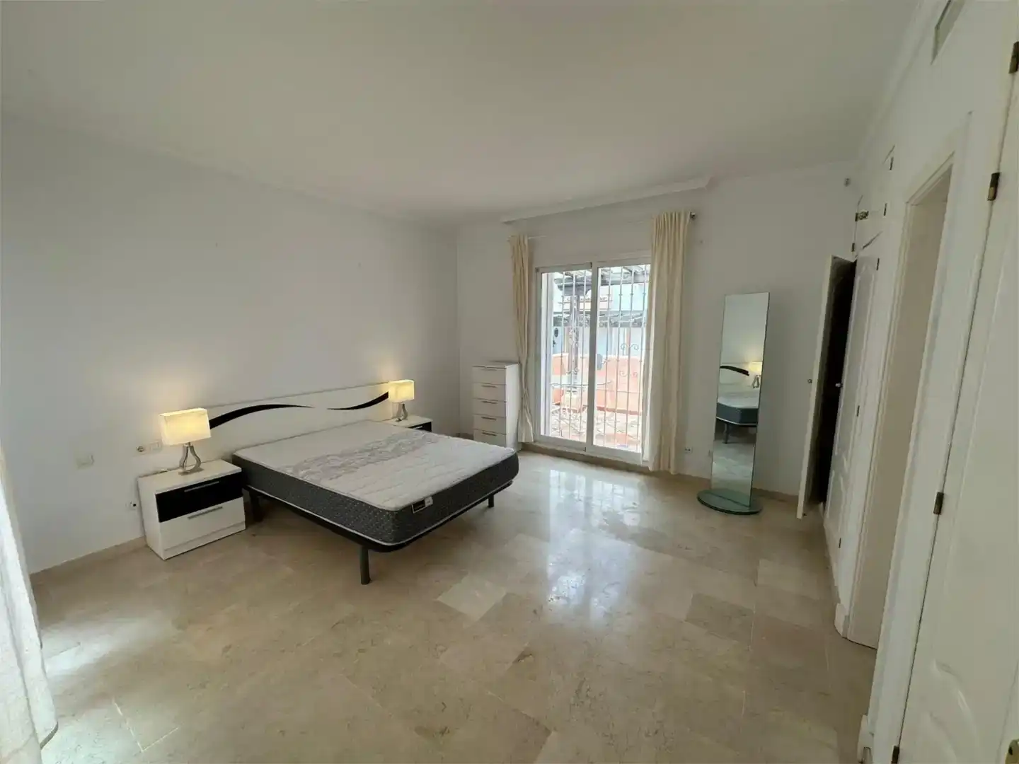 Dormitori de Casa adosada de lloguer en Marbella amb Aire condicionat, Piscina i Balcó