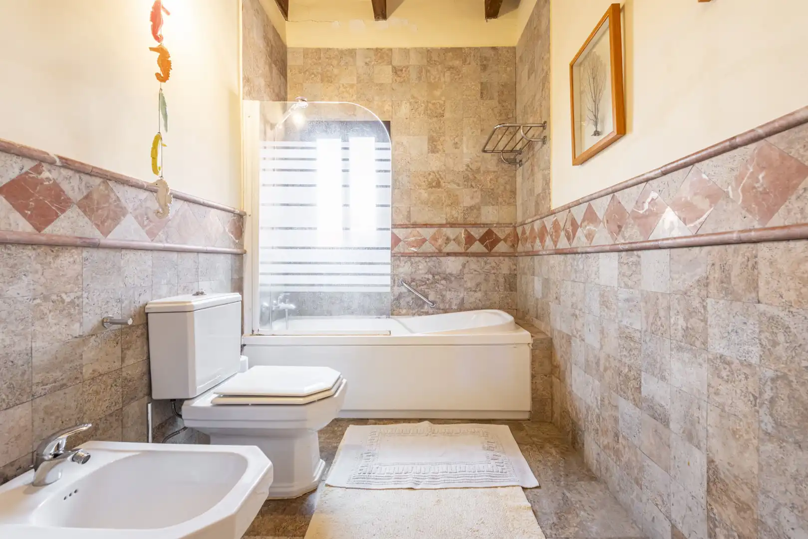 Badezimmer von Dachboden zum Verkauf in Estepona mit Abstellraum, Schwimmbad und Whirlpool