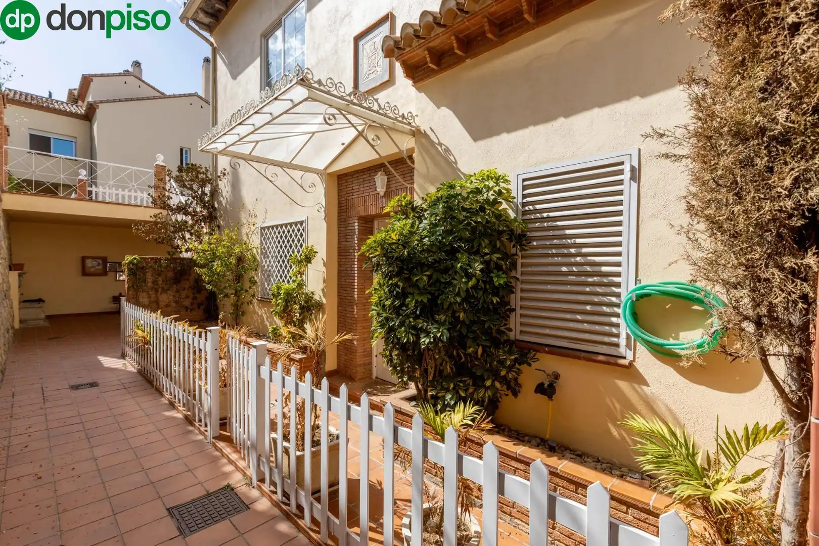 Außenansicht von Einfamilien-Reihenhaus zum Verkauf in Granada mit Klimaanlage, Heizung und Terrasse