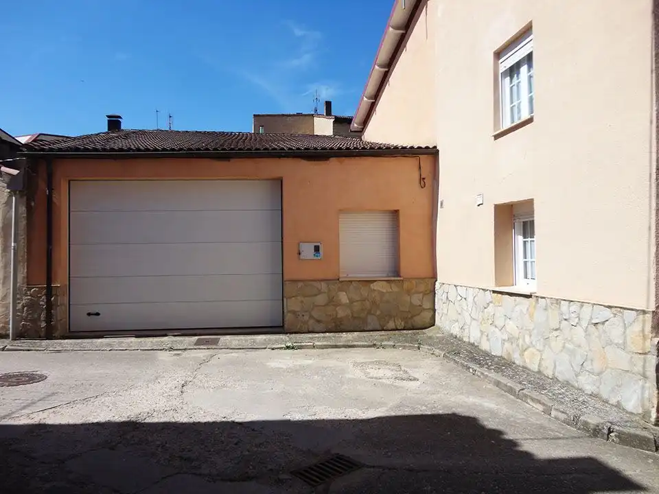 Aparcament de Casa adosada en venda en Espejón amb Jardí privat, Traster i Moblat