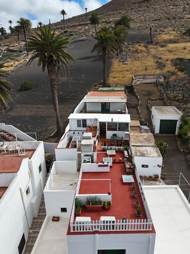 Vista exterior de Casa o xalet en venda en Haría amb Aire condicionat i Terrassa