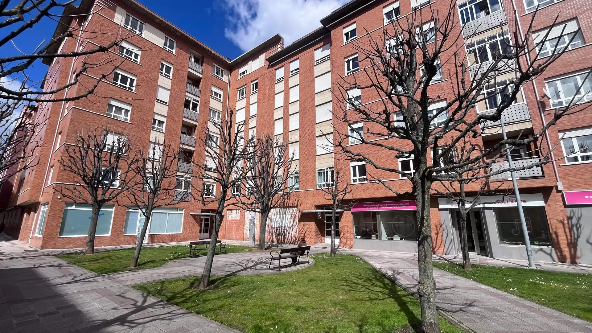 Vista exterior de Local en venta en León Capital 