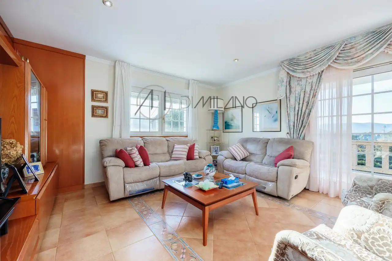 Sala d'estar de Casa o xalet en venda en Nigrán amb Calefacció, Jardí privat i Terrassa