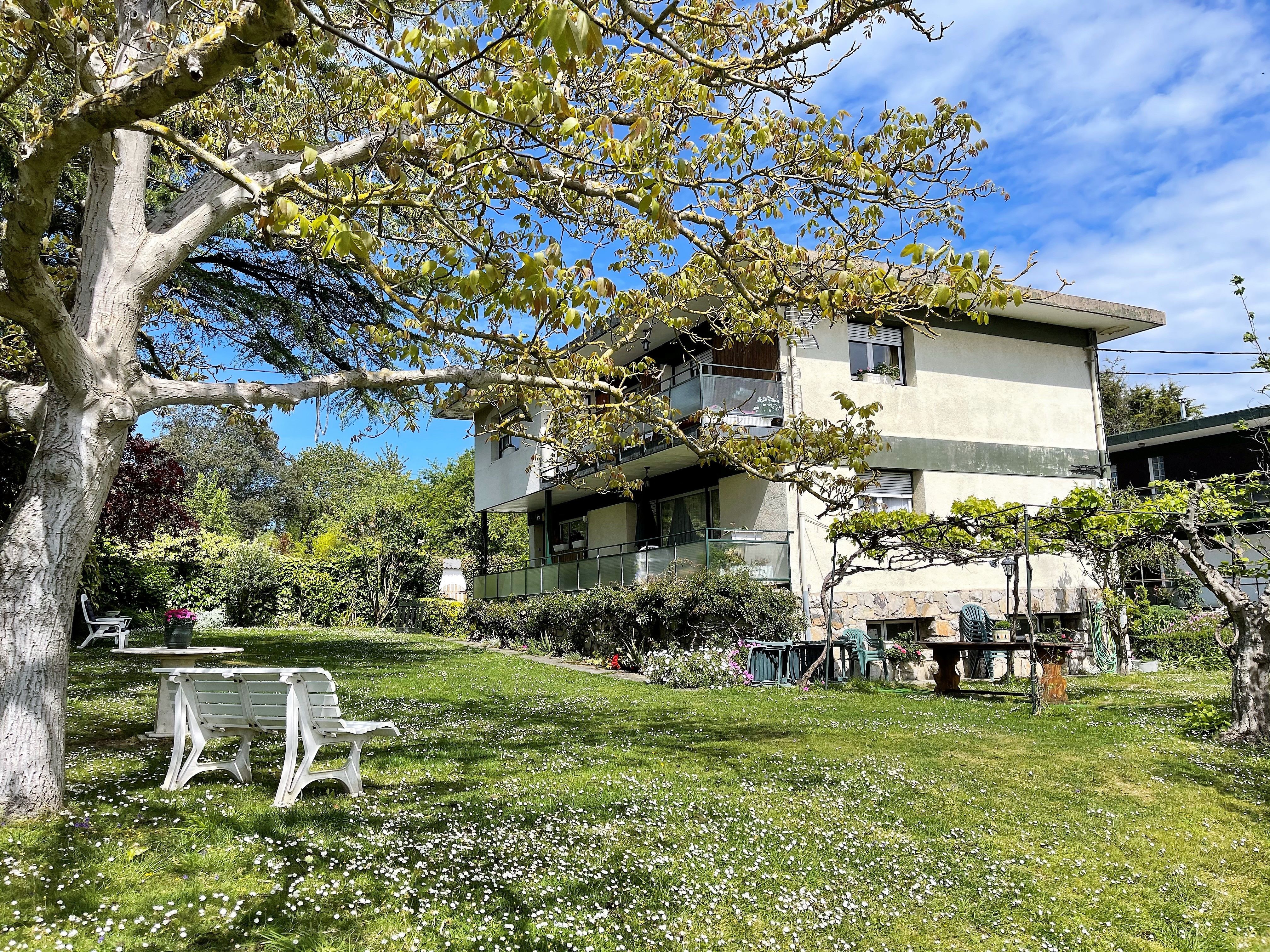 Vista exterior de Casa o xalet en venda en Getxo  amb Jardí privat i Terrassa