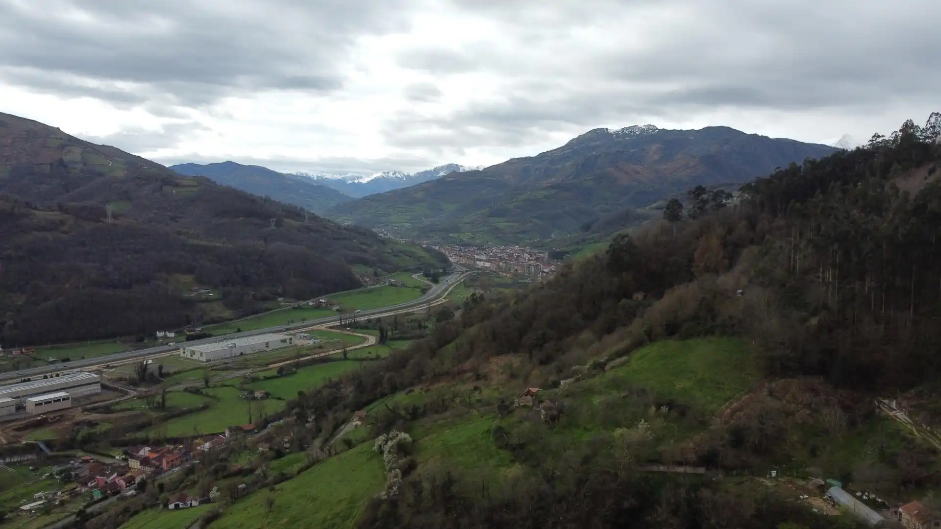 Vista exterior de Finca rústica en venda en Lena amb Jardí privat, Traster i Balcó