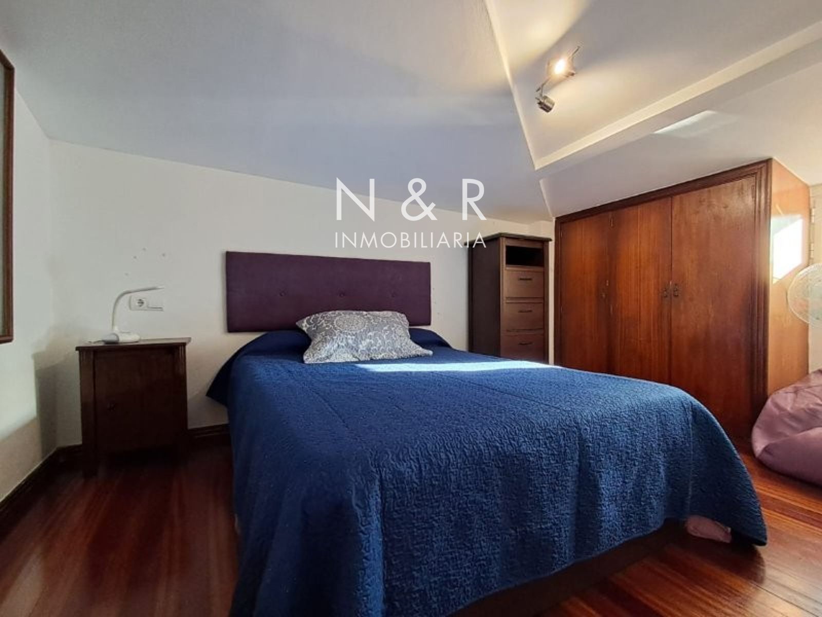 Dormitori de Àtic de lloguer en Santiago de Compostela  amb Calefacció i Moblat