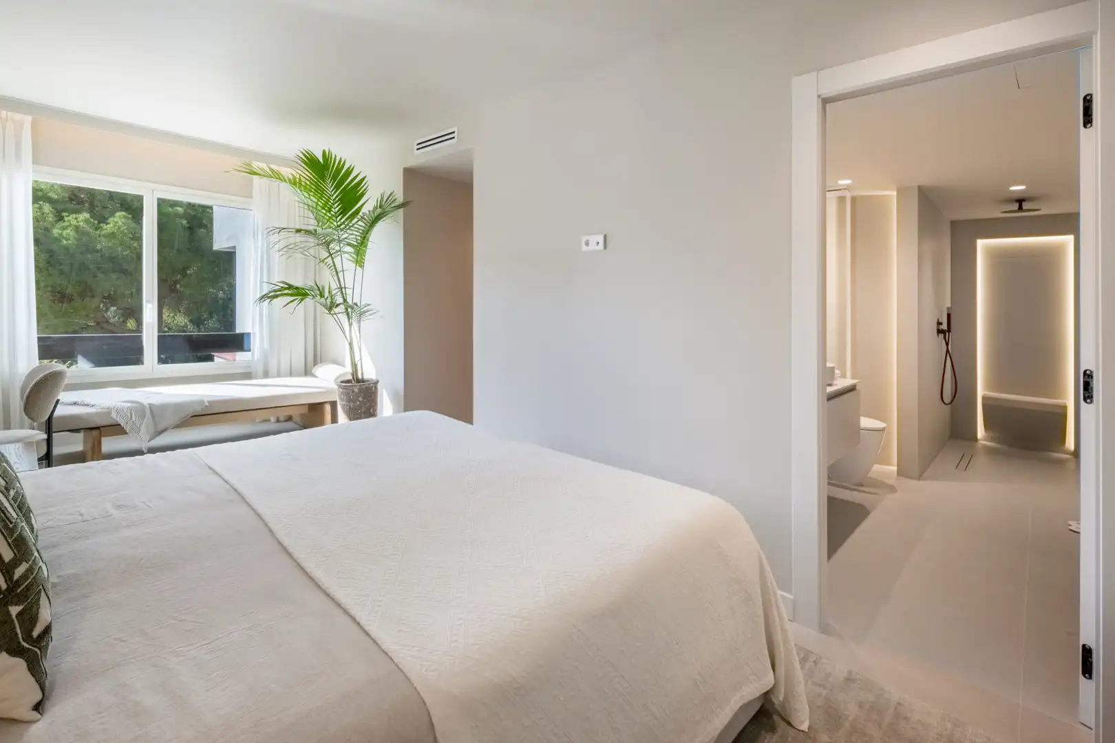 Bedroom of Apartments for sale in Benahavís  with Air Conditioner, Terrace and Swimming Pool