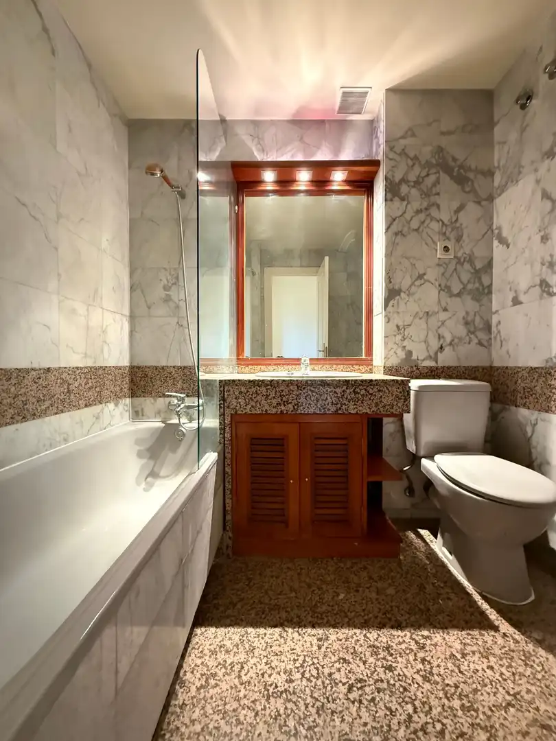 Baño de Dúplex en venta en Pozuelo de Alarcón con Aire acondicionado, Trastero y Piscina comunitaria