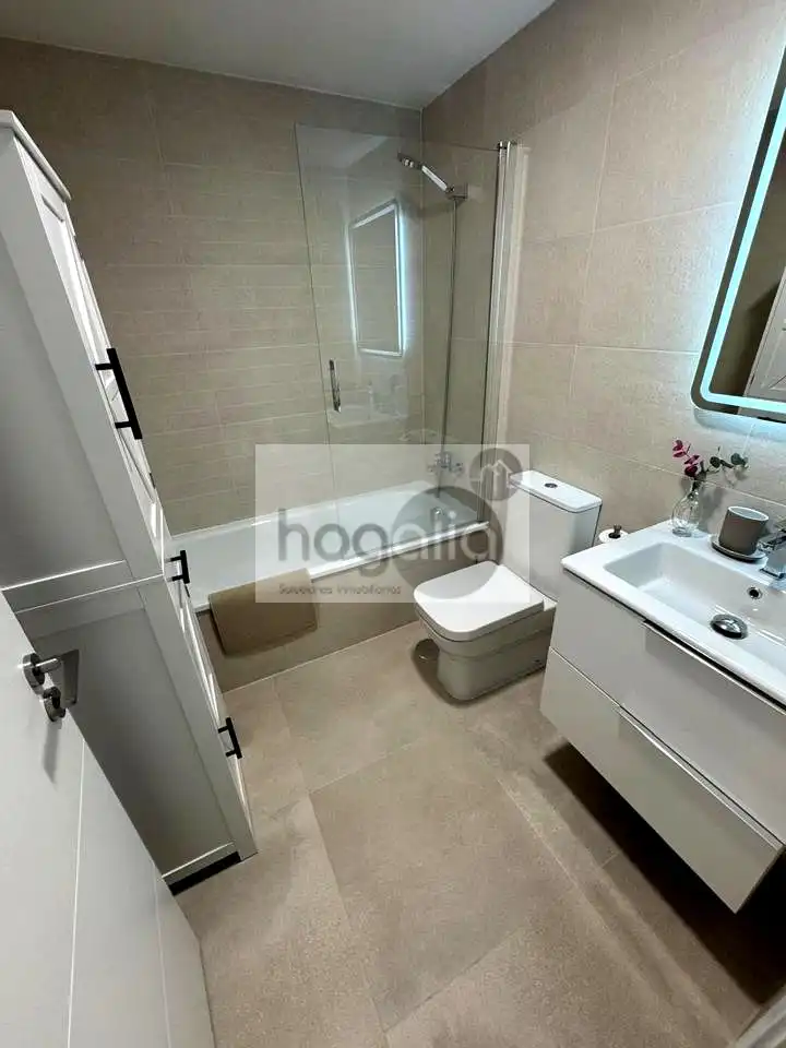 Badezimmer von Wohnung zur Miete in Sevilla mit Klimaanlage, Heizung und Terrasse