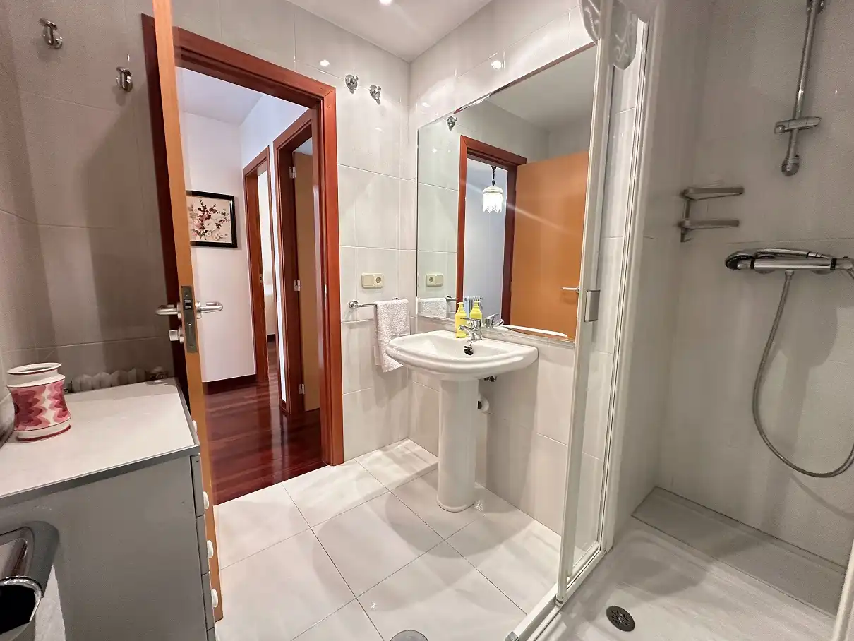 Baño de Casa o chalet en venta en Santiago de Compostela  con Calefacción, Jardín privado y Parquet