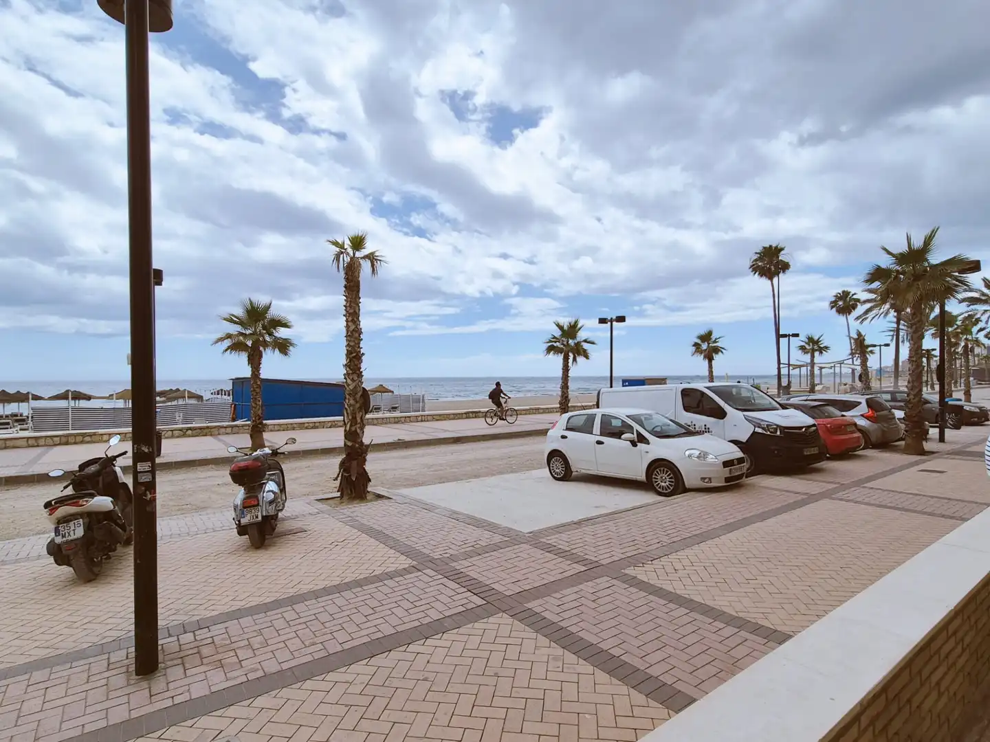 Vista exterior de Local en venda en Fuengirola amb Aire condicionat i Terrassa