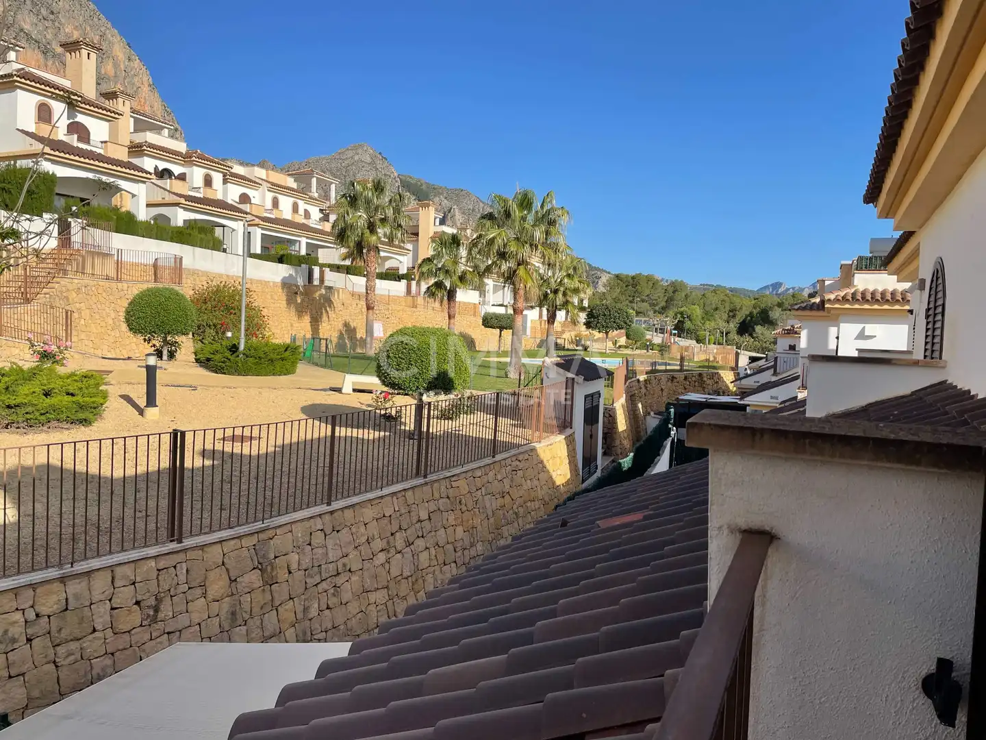 Vista exterior de Casa adosada de lloguer en Polop amb Balcó i Piscina comunitària