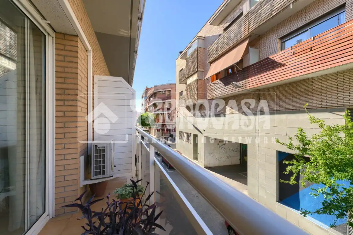 Vista exterior de Pis en venda en Cornellà de Llobregat amb Balcó
