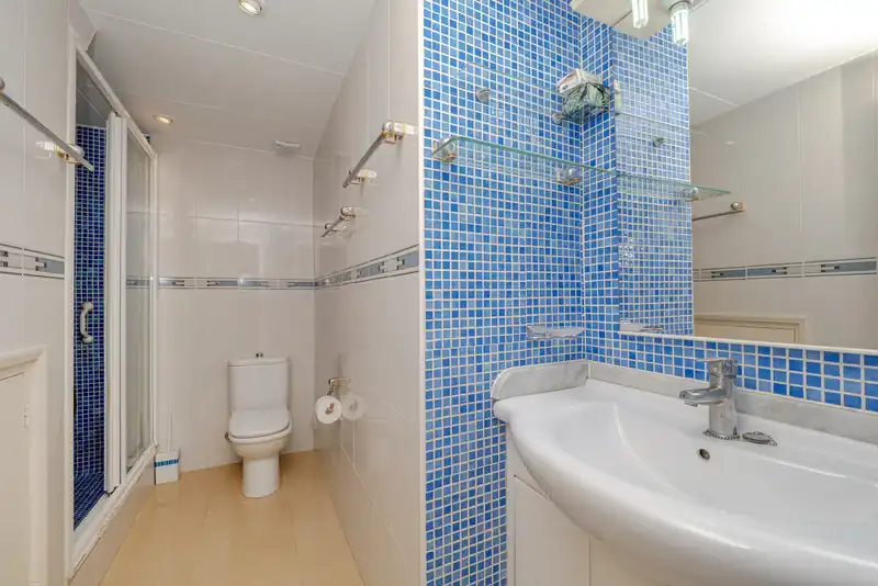 Bathroom of Houses for sale in Empuriabrava  with Air Conditioner, Heating and Private garden