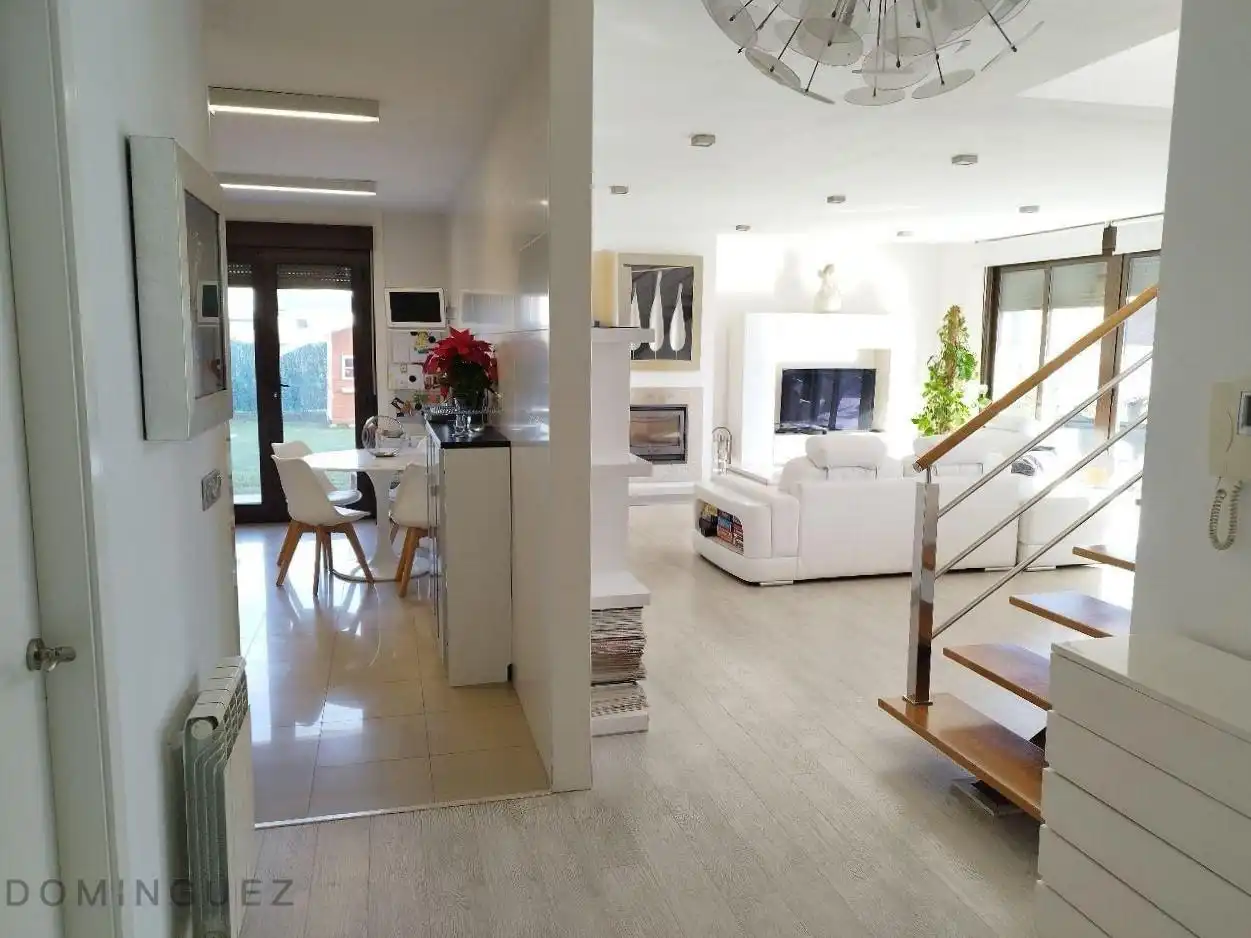 Sala d'estar de Casa o xalet en venda en Pontevedra Capital  amb Calefacció, Jardí privat i Terrassa