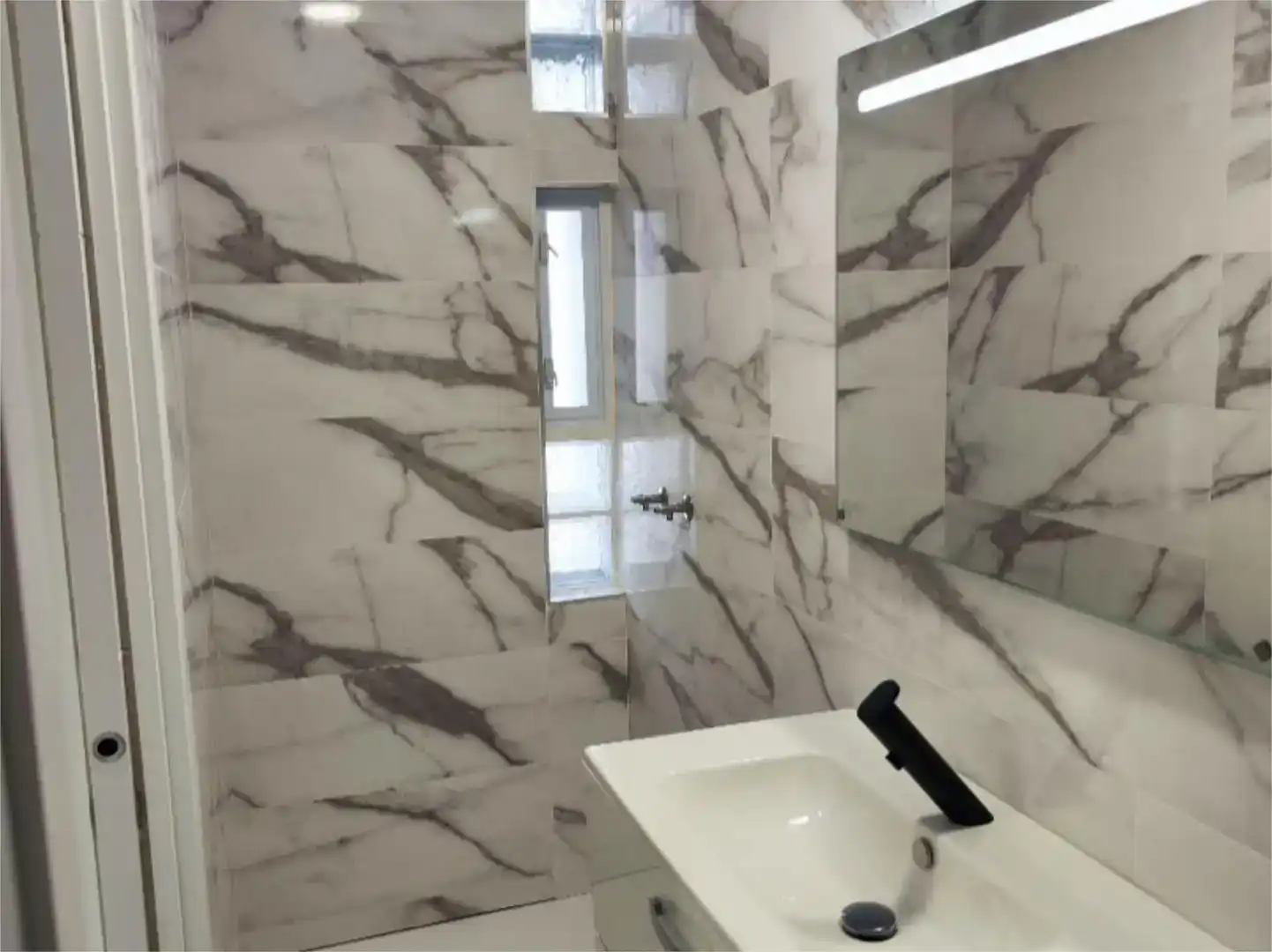 Bany de Apartament per a compartir en León Capital  amb Jardí privat, Parquet i Traster