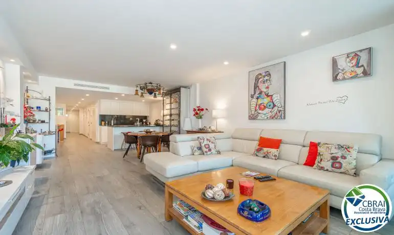 Sala d'estar de Apartament en venda en Roses amb Calefacció i Moblat