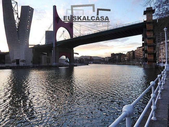 Vista exterior de Pis en venda en Bilbao  amb Calefacció