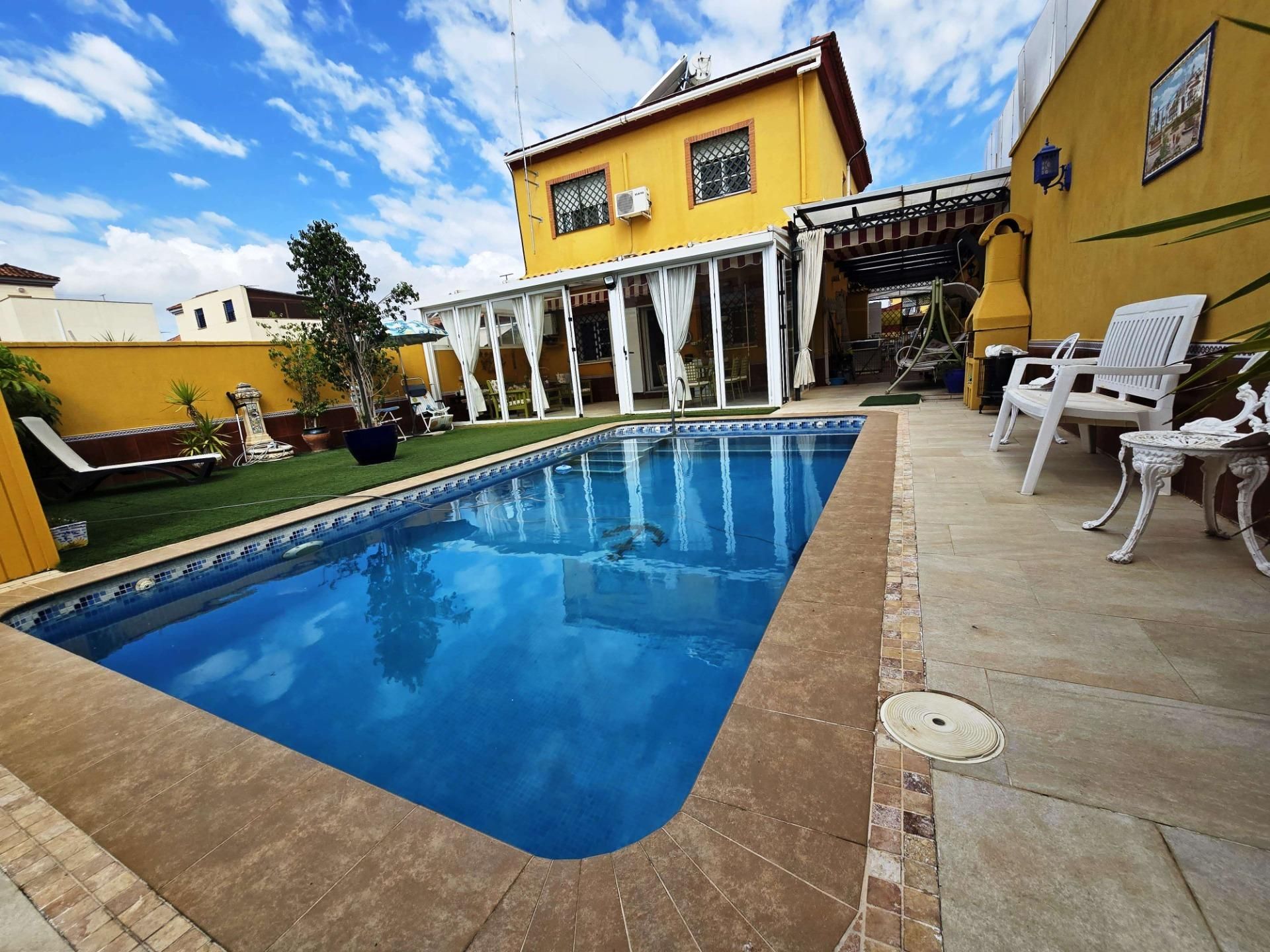 Piscina de Casa o xalet en venda en Bormujos amb Aire condicionat, Jardí privat i Terrassa