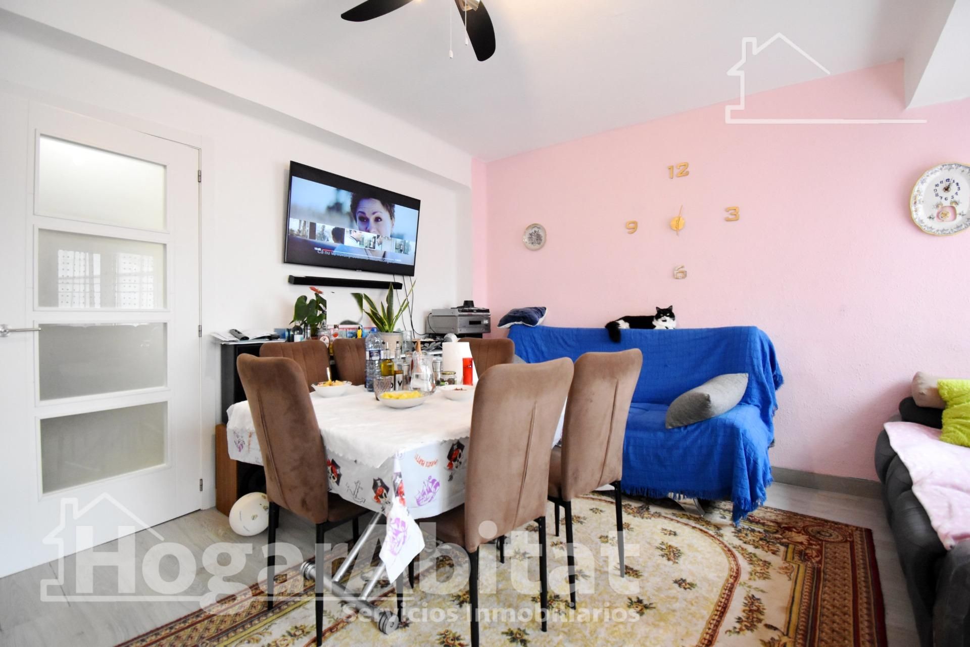 Living room of Flat for sale in Oliva  with Parquet flooring, Furnished and Balcony