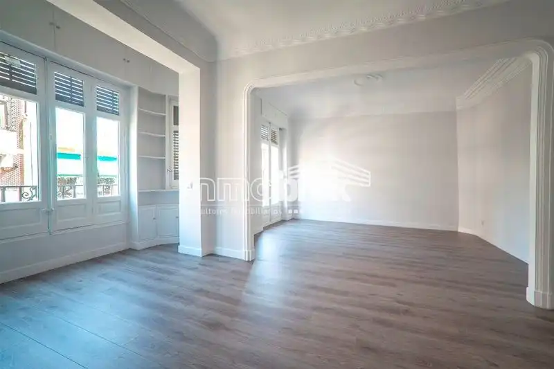 Sala d'estar de Pis en venda en Madrid amb Aire condicionat
