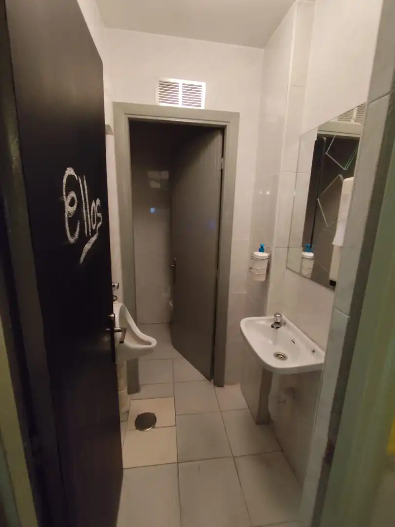 Baño de Local en venta en Valladolid con Aire acondicionado y Amueblado