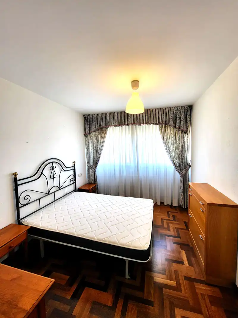 Bedroom of Flat for rent in Vigo   with Heating, Parquet flooring and Storage room