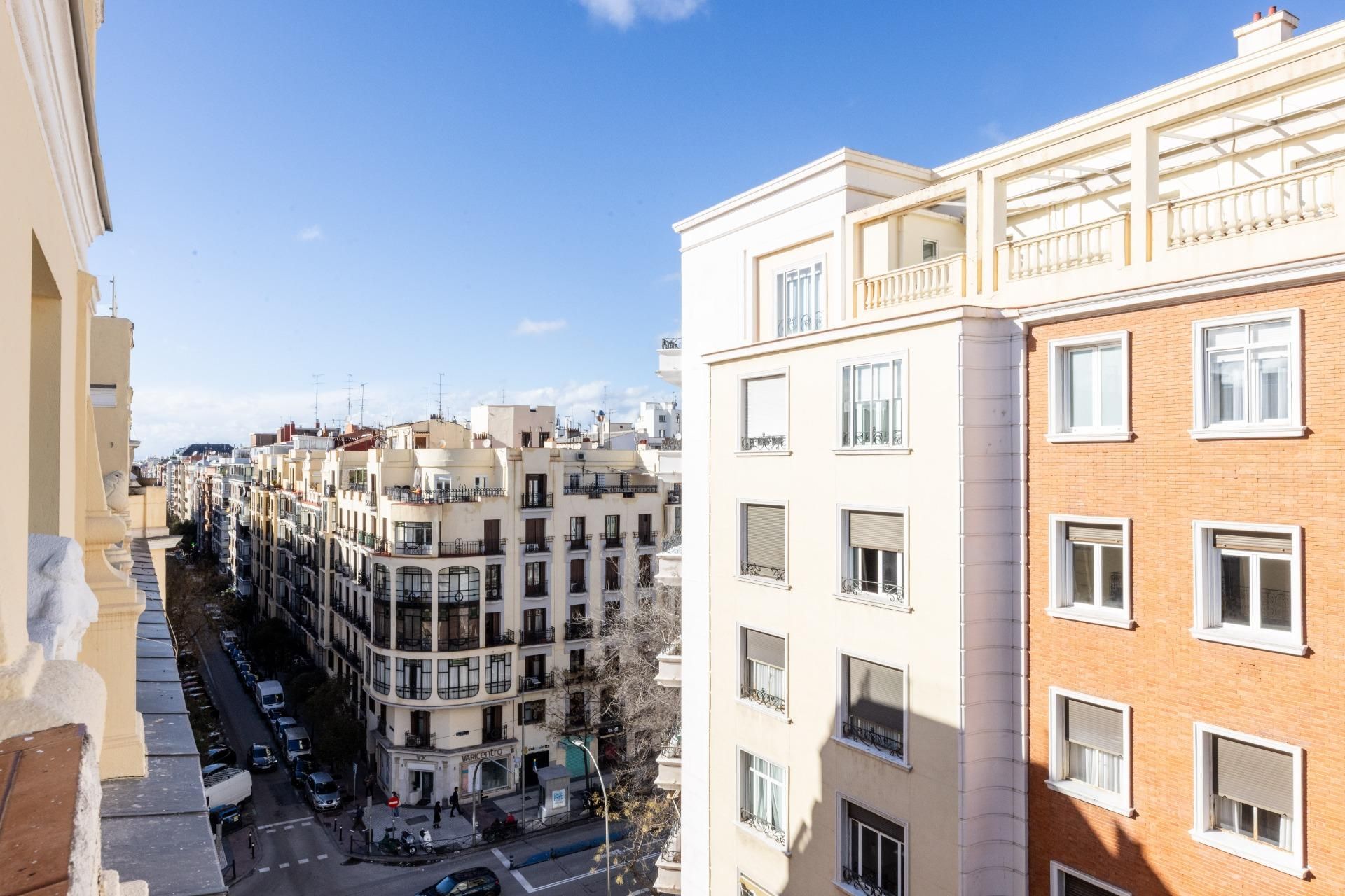 Vista exterior de Àtic de lloguer en  Madrid Capital amb Aire condicionat, Parquet i Terrassa