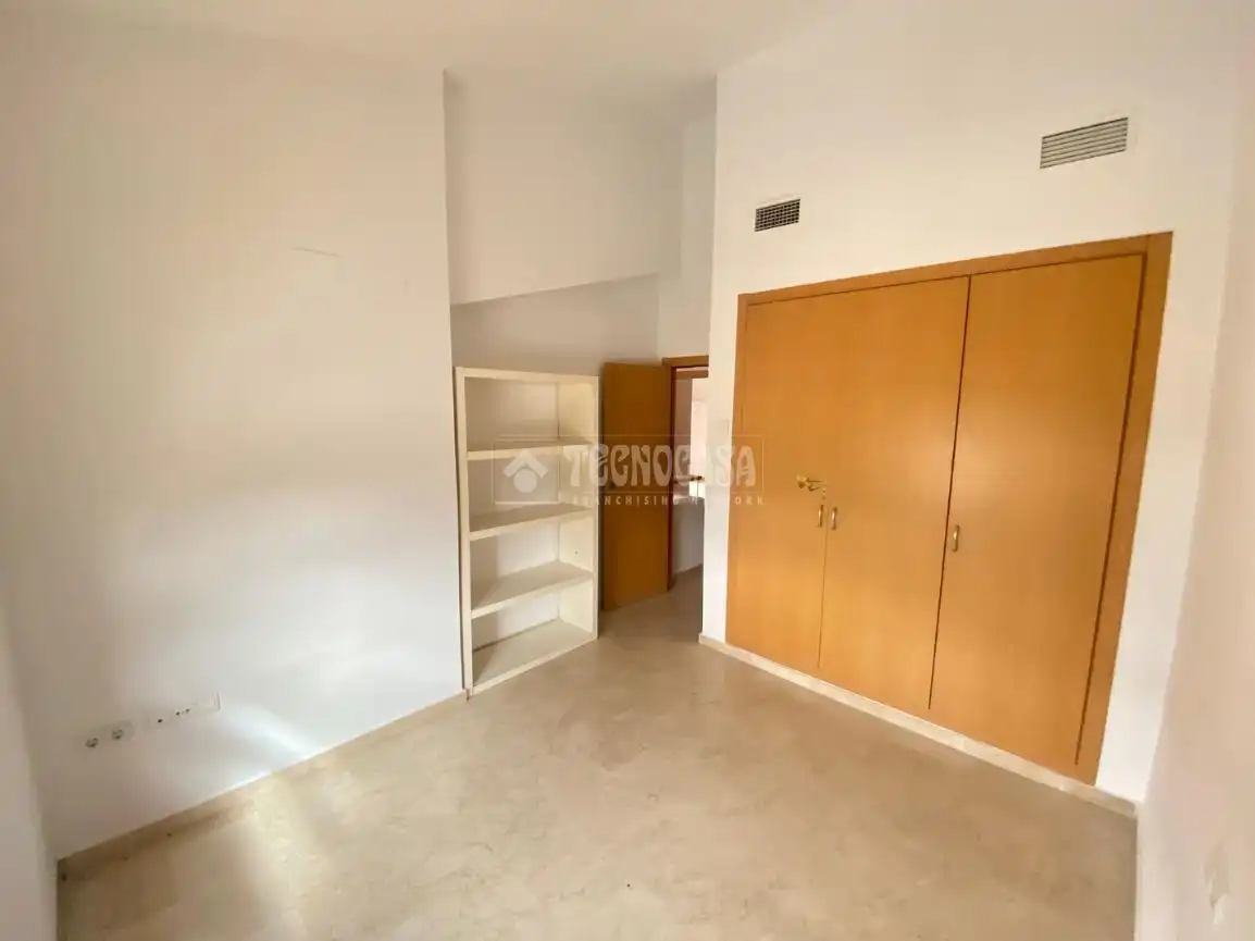 Habitación de Piso en venta en Sanlúcar la Mayor con Aire acondicionado y Amueblado