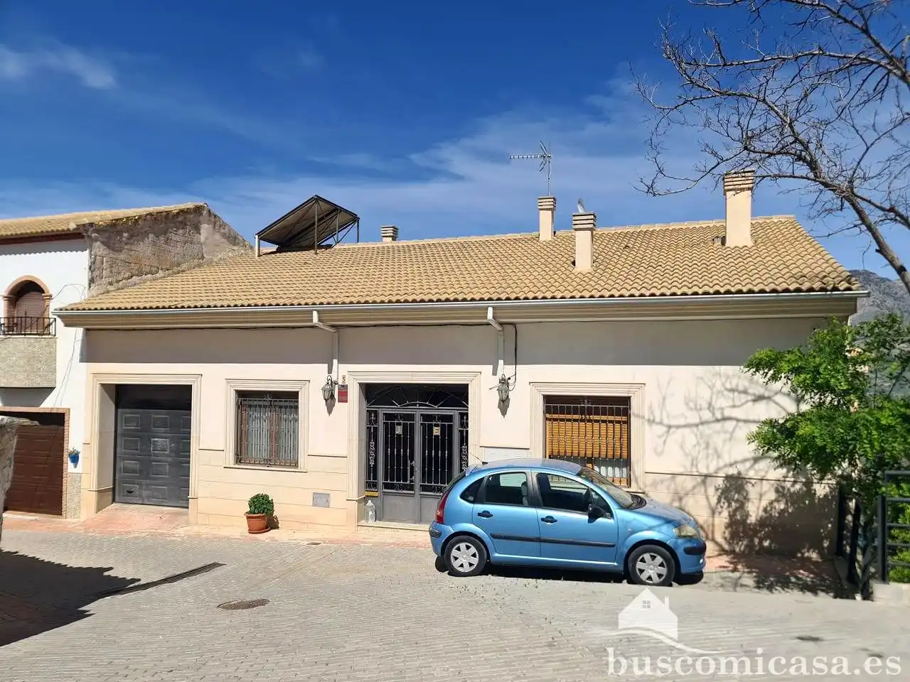 Vista exterior de Casa o xalet en venda en Huelma amb Aire condicionat, Calefacció i Jardí privat