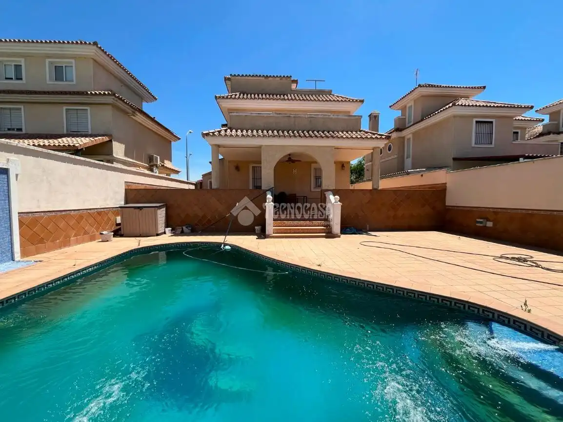 Vista exterior de Casa o chalet en venta en Alcalá de Guadaira con Aire acondicionado, Terraza y Amueblado