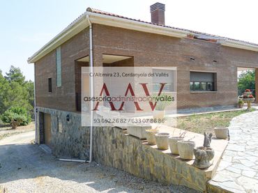 Casa amb balcó en venda a Carrer Mercè Rodoreda