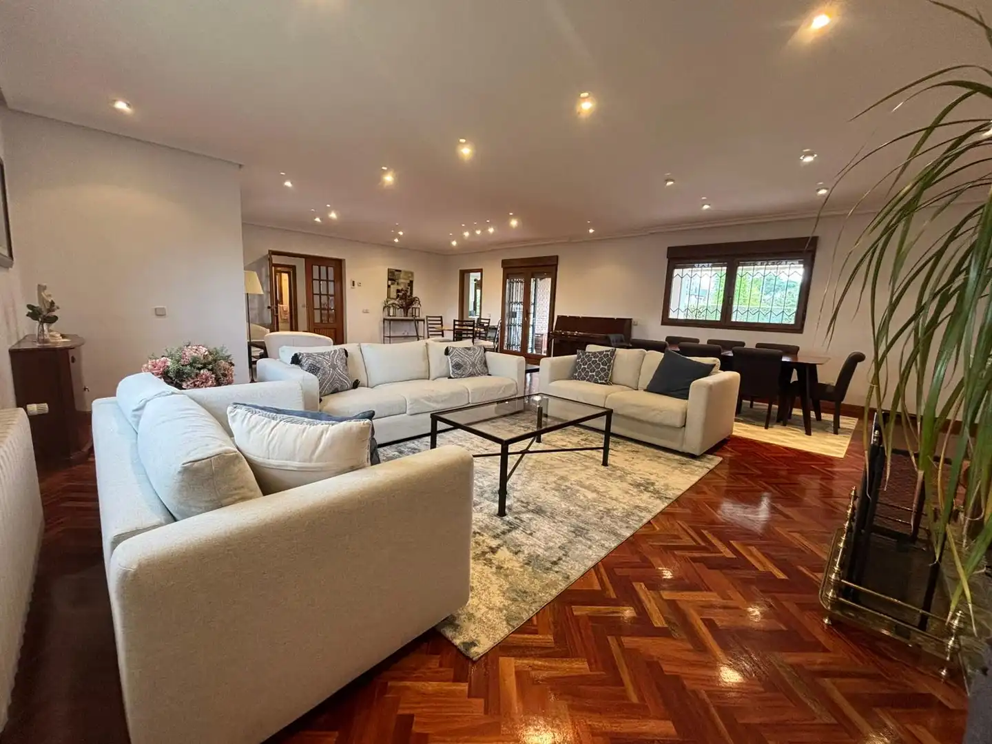 Sala d'estar de Casa o xalet en venda en Pozuelo de Alarcón amb Aire condicionat, Calefacció i Jardí privat