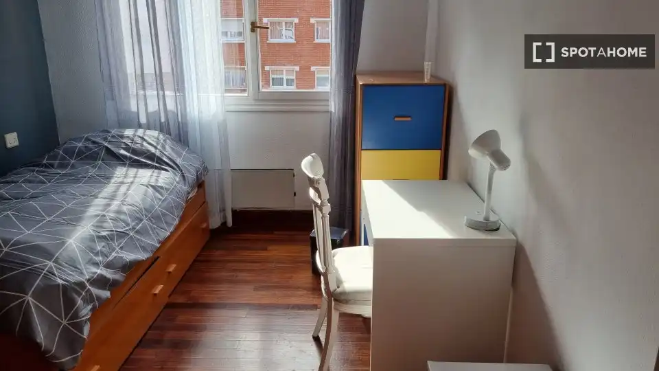 Bedroom of Flat for share in Bilbao   with Air Conditioner, Terrace and Furnished