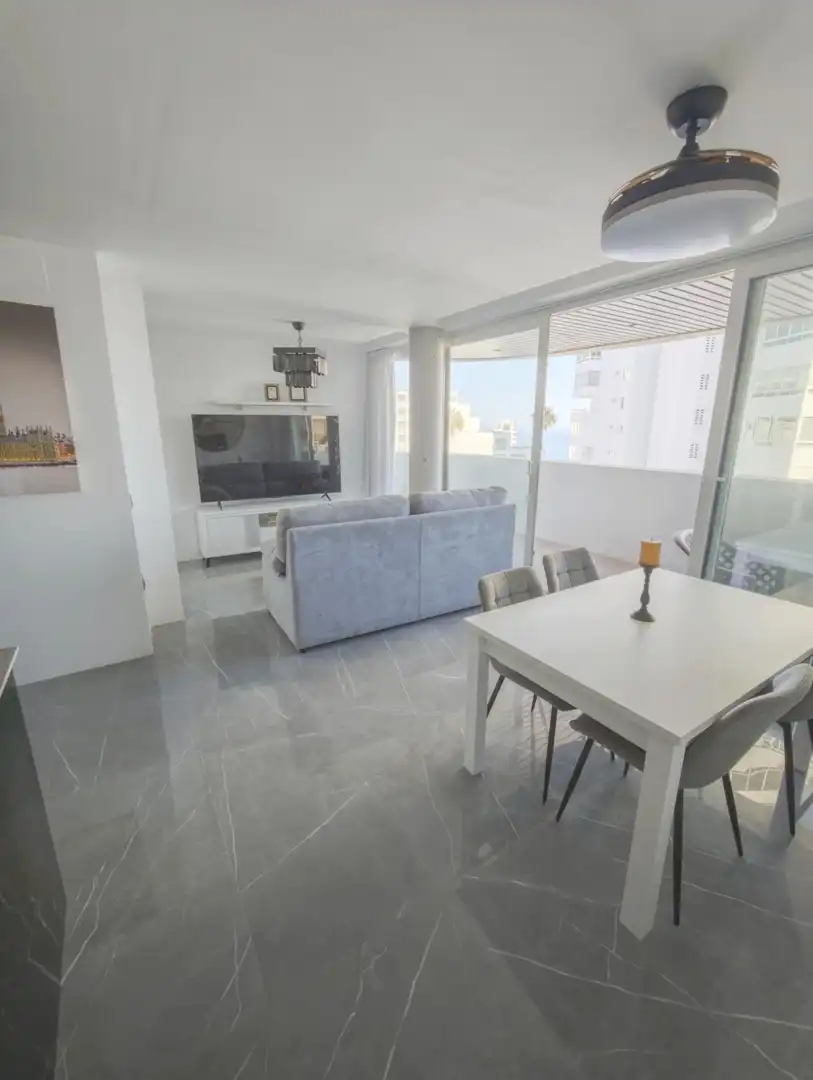 Sala d'estar de Apartament en venda en Benalmádena amb Aire condicionat, Terrassa i Traster