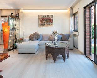Sala d'estar de Casa adosada en venda en  Madrid Capital amb Aire condicionat, Calefacció i Jardí privat