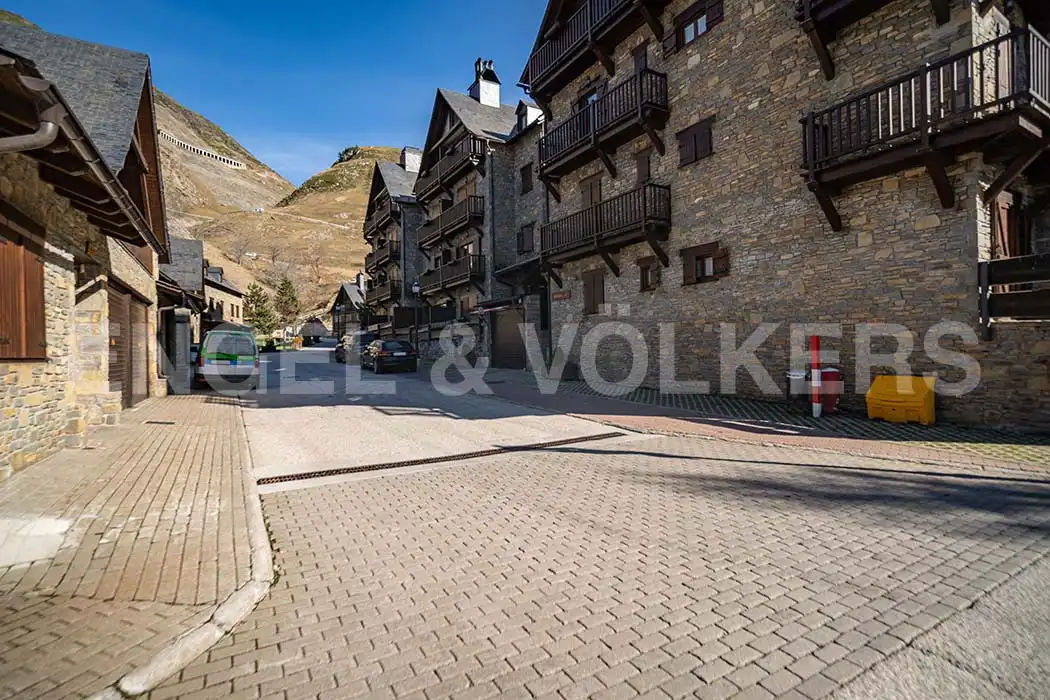 Vista exterior de Casa adosada en venda en Naut Aran amb Calefacció, Moblat i Forn