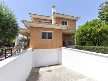 Detached house with balcony for sale in Carrer Varsòvia