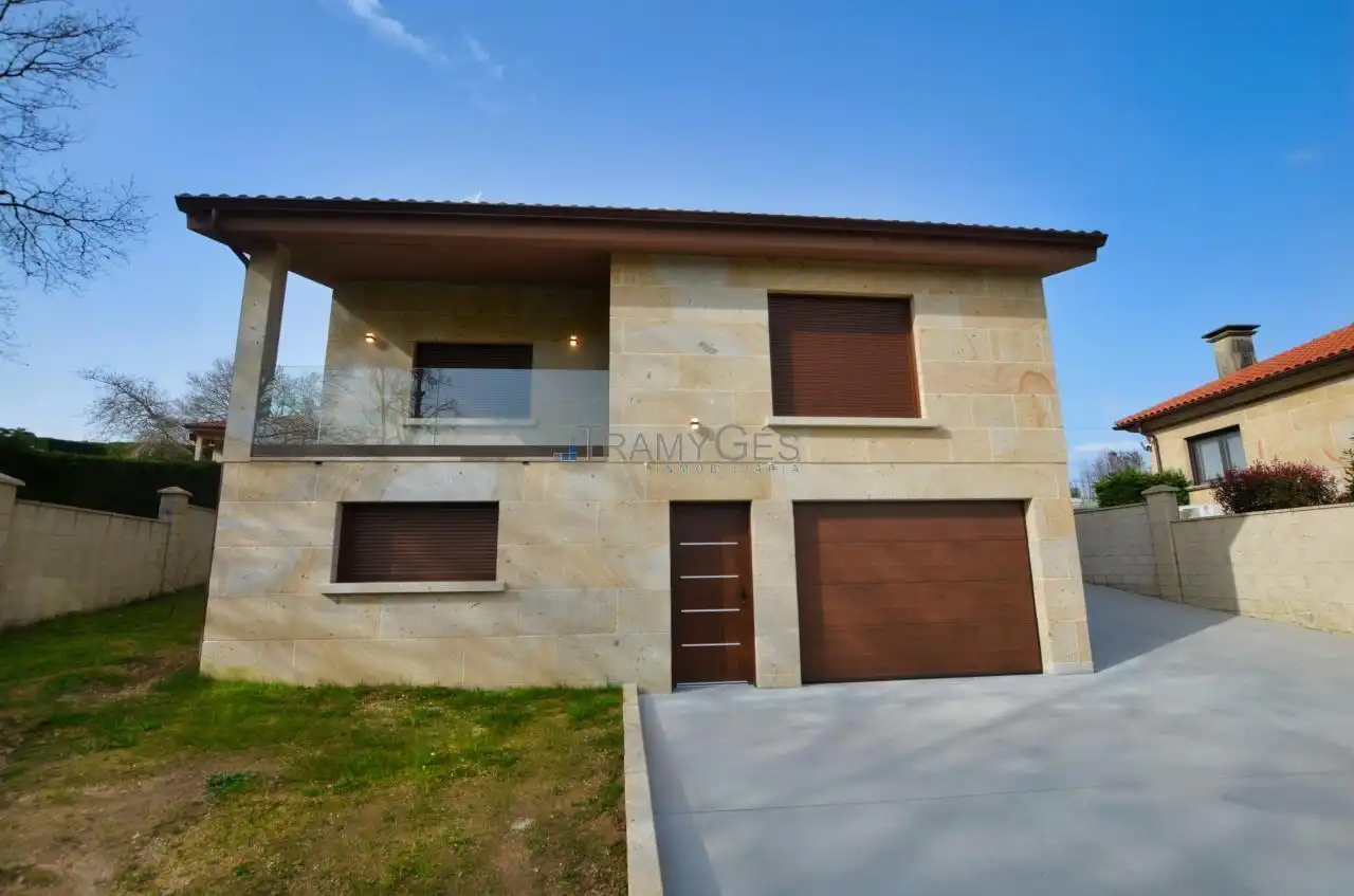 Vista exterior de Casa o xalet en venda en Tomiño amb Calefacció, Jardí privat i Terrassa