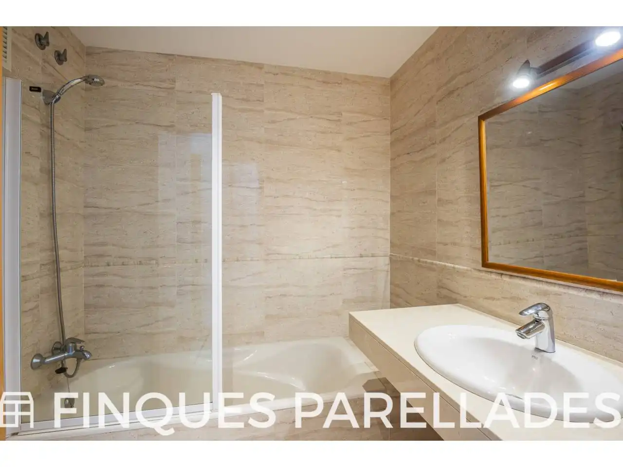 Badezimmer von Dachboden zum Verkauf in Sitges mit Heizung, Terrasse und Abstellraum