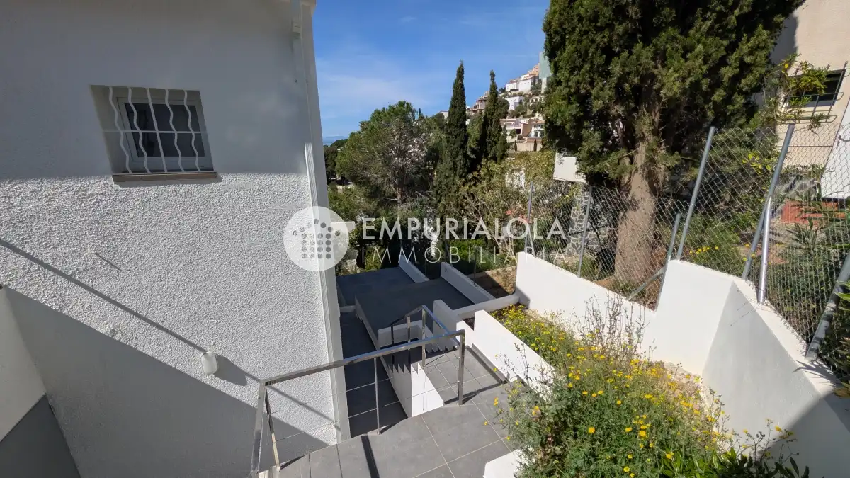 Exterior view of Houses for sale in Roses  with Air Conditioner and Private garden