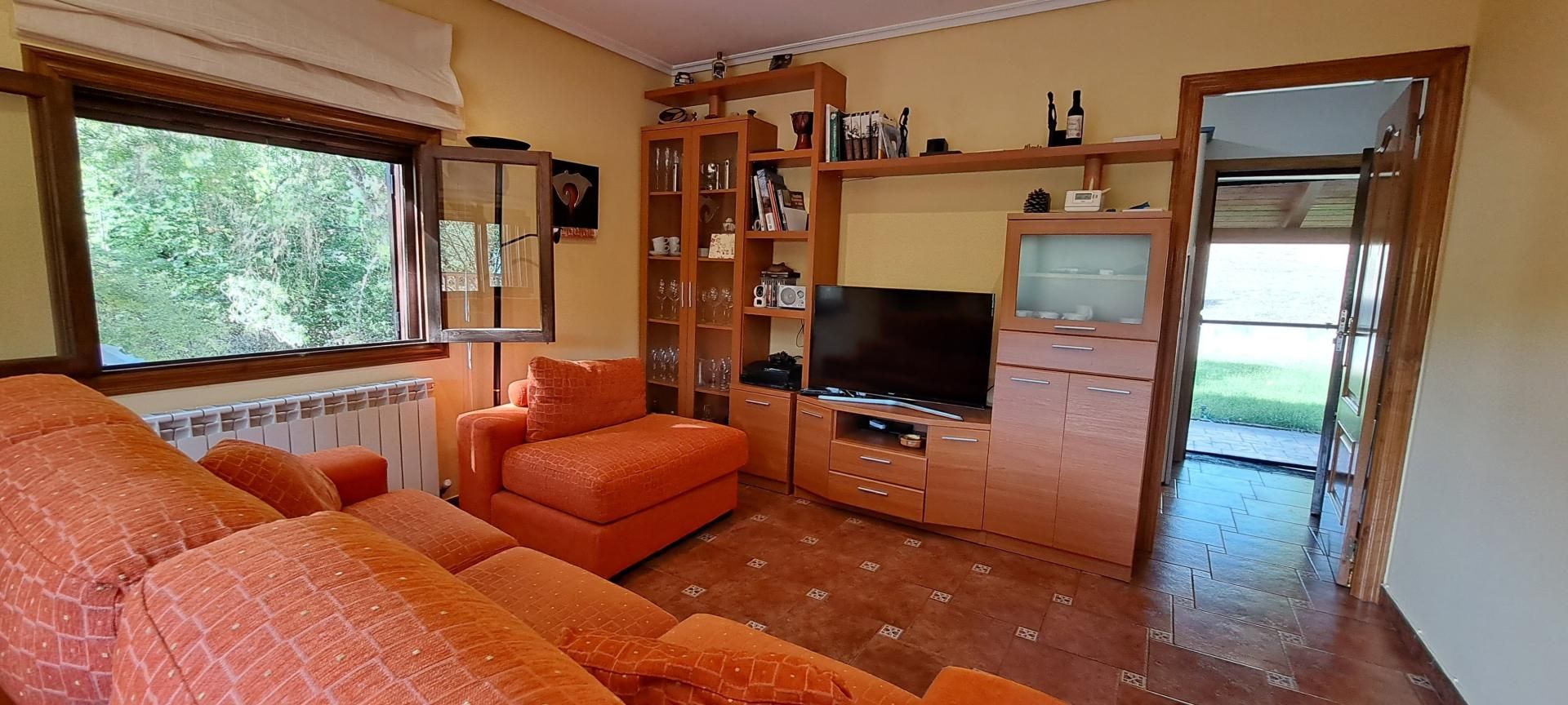 Sala d'estar de Finca rústica en venda en Arganza amb Calefacció