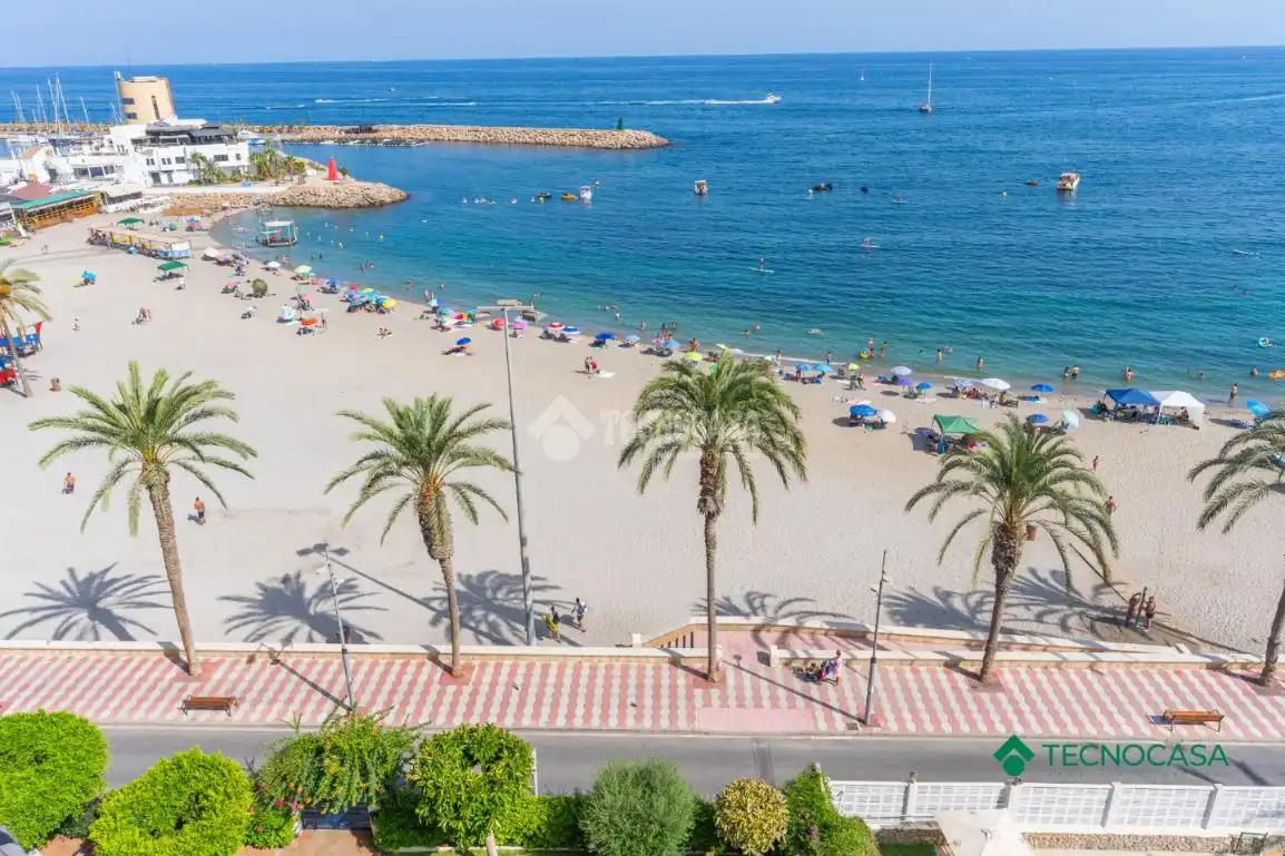 Vista exterior de Pis en venda en Roquetas de Mar amb Aire condicionat i Terrassa