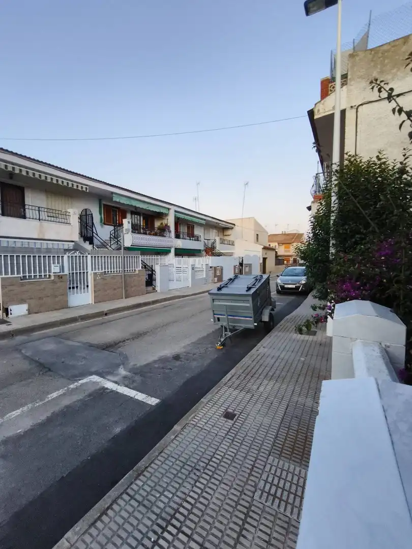 Vista exterior de Casa o xalet en venda en San Pedro del Pinatar amb Moblat